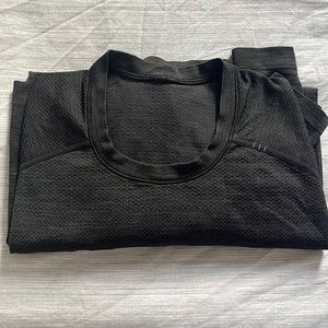 LULULEMON LIKE NEW LONG SLEEVE METAL VENT T-SHIRT SIZE LARGE